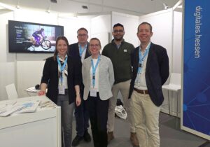 Auf dem Foto v. l. n. r.: Marie-Claire Brenner (HMD), Gunter Kräling (Uni Marburg), Lorena von Gordon (HMD), Mohamed Eldakar (Uni Marburg), Dr. David Schmoldt (smart medication eHealth Solutions, Projektpartner KInetik VeloFitter)